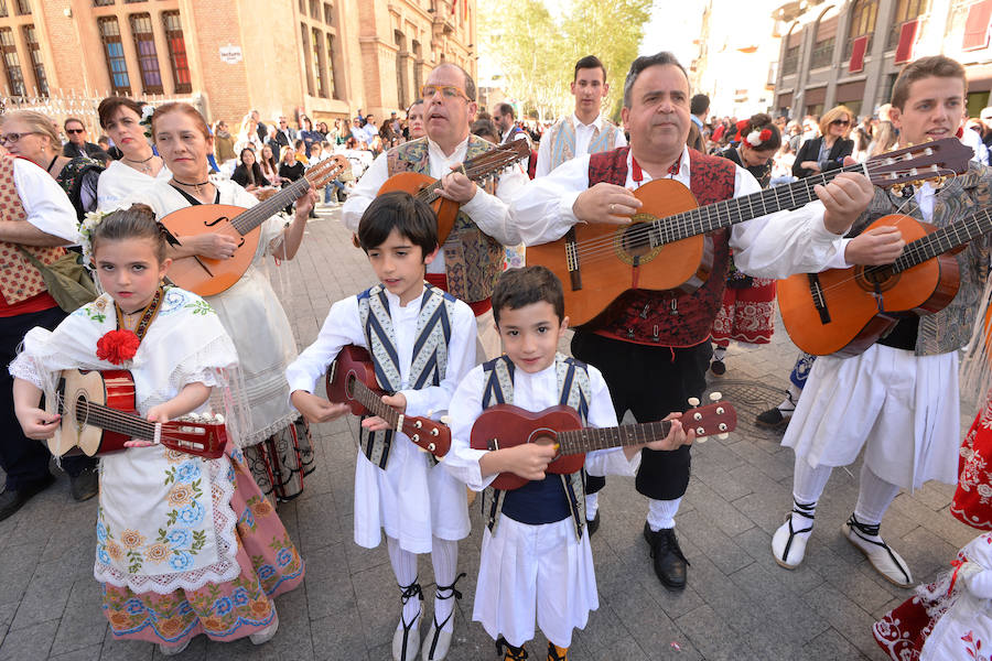 Un total de 300 personas y 17 grupos participaron en la tarde de este domingo en el cortejo de los pequeños huertanos, aperitivo del gran desfile del próximo martes