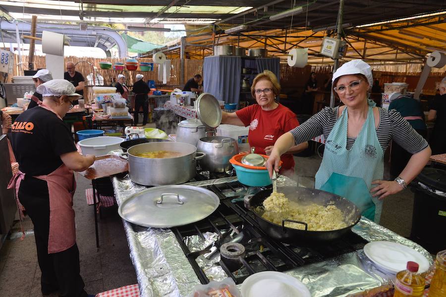 Los ventorrillos se encuentran en funcionamiento desde el mediodía de este Domingo de Resurrección. Las peñas huertanas aplican este año una subida de entre 10 y 50 céntimos en las bebidas y redondean el paparajote a 1 euro