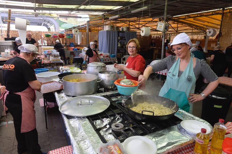 Los ventorrillos se encuentran en funcionamiento desde el mediodía de este Domingo de Resurrección. Las peñas huertanas aplican este año una subida de entre 10 y 50 céntimos en las bebidas y redondean el paparajote a 1 euro