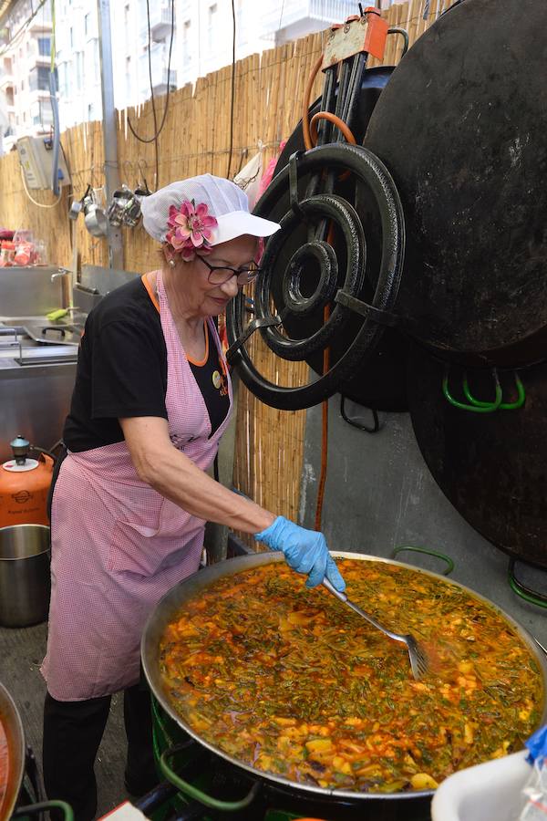 Los ventorrillos se encuentran en funcionamiento desde el mediodía de este Domingo de Resurrección. Las peñas huertanas aplican este año una subida de entre 10 y 50 céntimos en las bebidas y redondean el paparajote a 1 euro