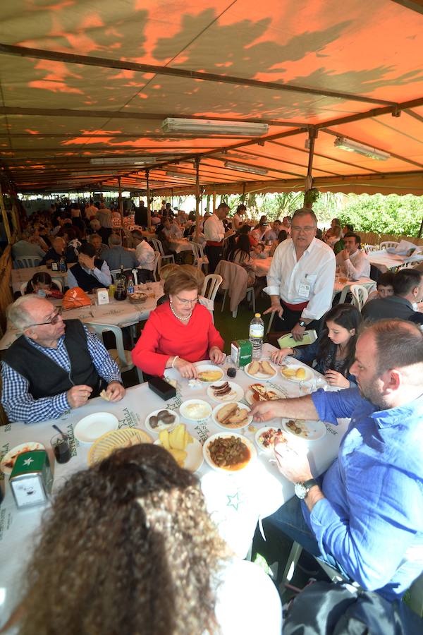 Los ventorrillos se encuentran en funcionamiento desde el mediodía de este Domingo de Resurrección. Las peñas huertanas aplican este año una subida de entre 10 y 50 céntimos en las bebidas y redondean el paparajote a 1 euro