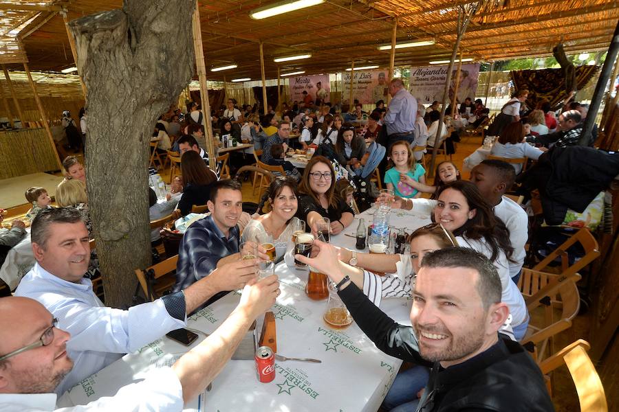 Los ventorrillos se encuentran en funcionamiento desde el mediodía de este Domingo de Resurrección. Las peñas huertanas aplican este año una subida de entre 10 y 50 céntimos en las bebidas y redondean el paparajote a 1 euro