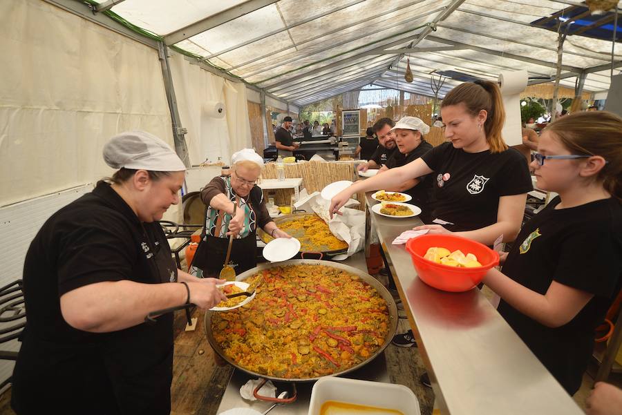 Los ventorrillos se encuentran en funcionamiento desde el mediodía de este Domingo de Resurrección. Las peñas huertanas aplican este año una subida de entre 10 y 50 céntimos en las bebidas y redondean el paparajote a 1 euro