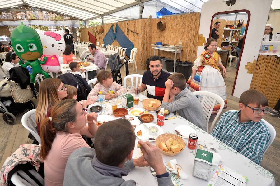 Los ventorrillos se encuentran en funcionamiento desde el mediodía de este Domingo de Resurrección. Las peñas huertanas aplican este año una subida de entre 10 y 50 céntimos en las bebidas y redondean el paparajote a 1 euro