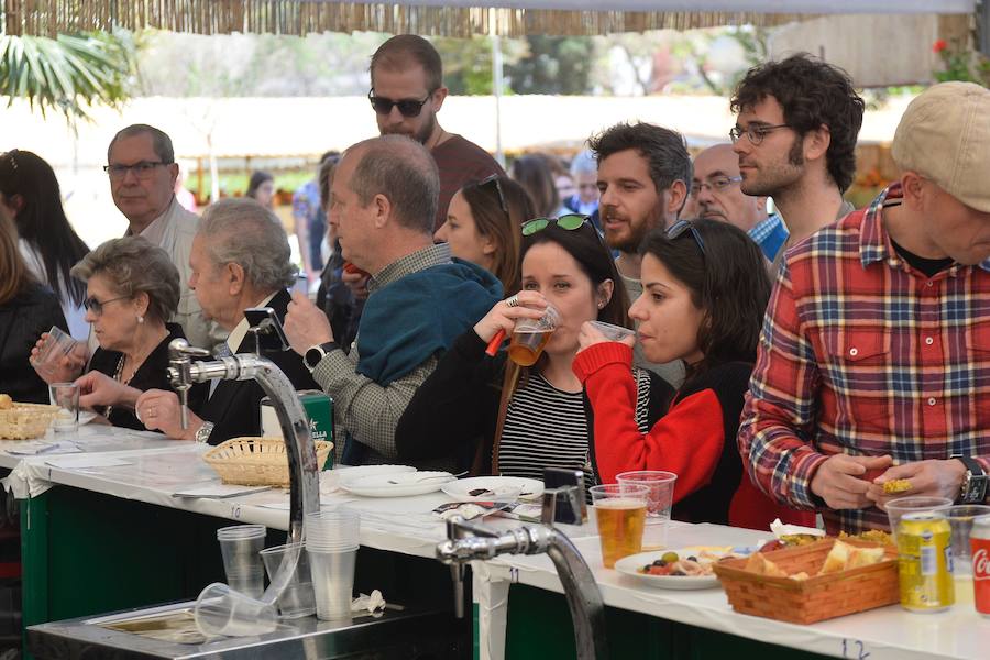 Los ventorrillos se encuentran en funcionamiento desde el mediodía de este Domingo de Resurrección. Las peñas huertanas aplican este año una subida de entre 10 y 50 céntimos en las bebidas y redondean el paparajote a 1 euro