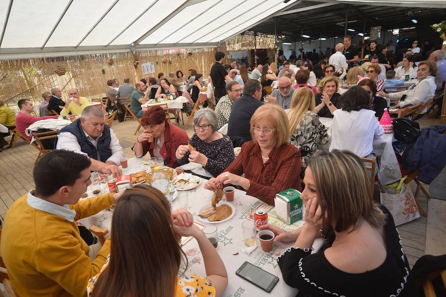 Los ventorrillos se encuentran en funcionamiento desde el mediodía de este Domingo de Resurrección. Las peñas huertanas aplican este año una subida de entre 10 y 50 céntimos en las bebidas y redondean el paparajote a 1 euro