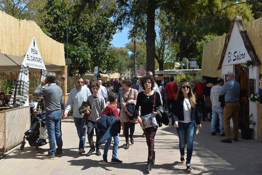 Los ventorrillos se encuentran en funcionamiento desde el mediodía de este Domingo de Resurrección. Las peñas huertanas aplican este año una subida de entre 10 y 50 céntimos en las bebidas y redondean el paparajote a 1 euro