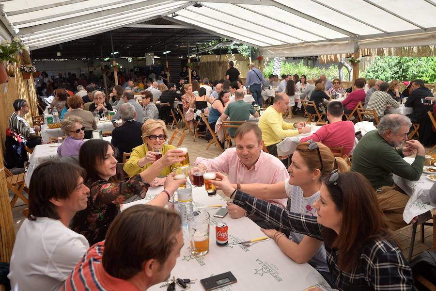 Los ventorrillos se encuentran en funcionamiento desde el mediodía de este Domingo de Resurrección. Las peñas huertanas aplican este año una subida de entre 10 y 50 céntimos en las bebidas y redondean el paparajote a 1 euro