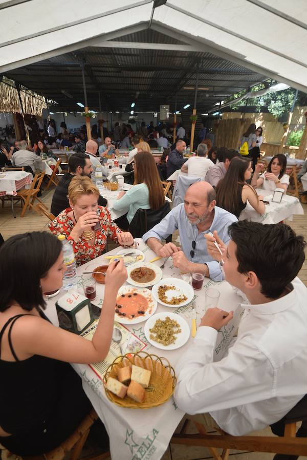 Los ventorrillos se encuentran en funcionamiento desde el mediodía de este Domingo de Resurrección. Las peñas huertanas aplican este año una subida de entre 10 y 50 céntimos en las bebidas y redondean el paparajote a 1 euro