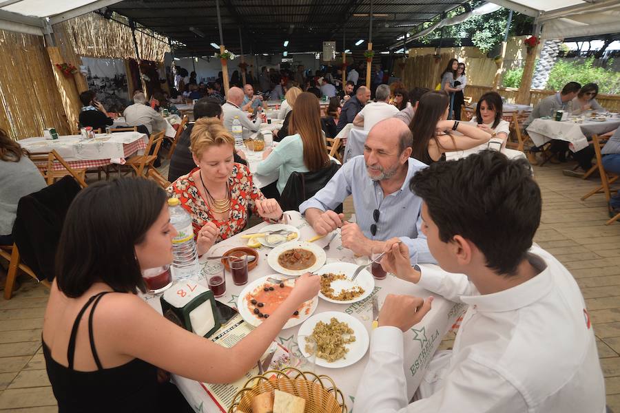 Los ventorrillos se encuentran en funcionamiento desde el mediodía de este Domingo de Resurrección. Las peñas huertanas aplican este año una subida de entre 10 y 50 céntimos en las bebidas y redondean el paparajote a 1 euro