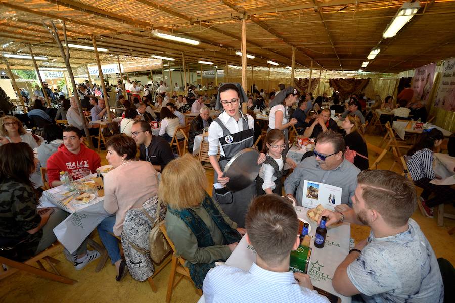 Los ventorrillos se encuentran en funcionamiento desde el mediodía de este Domingo de Resurrección. Las peñas huertanas aplican este año una subida de entre 10 y 50 céntimos en las bebidas y redondean el paparajote a 1 euro