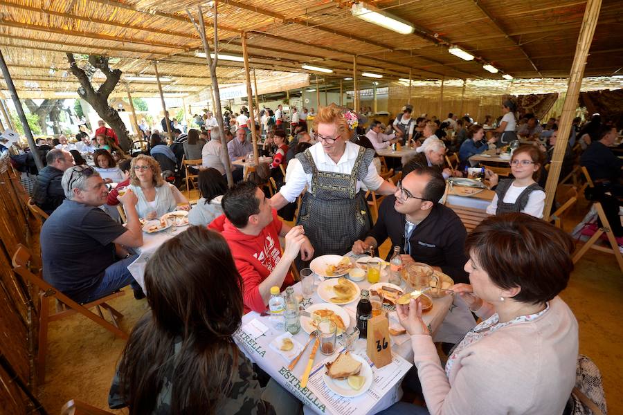 Los ventorrillos se encuentran en funcionamiento desde el mediodía de este Domingo de Resurrección. Las peñas huertanas aplican este año una subida de entre 10 y 50 céntimos en las bebidas y redondean el paparajote a 1 euro