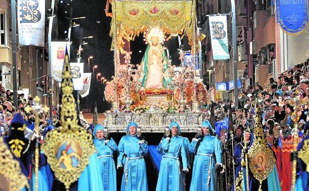 El trono de la Dolorosa, a hombros, y con la escolta de los doce nazarenos de la Virgen. 