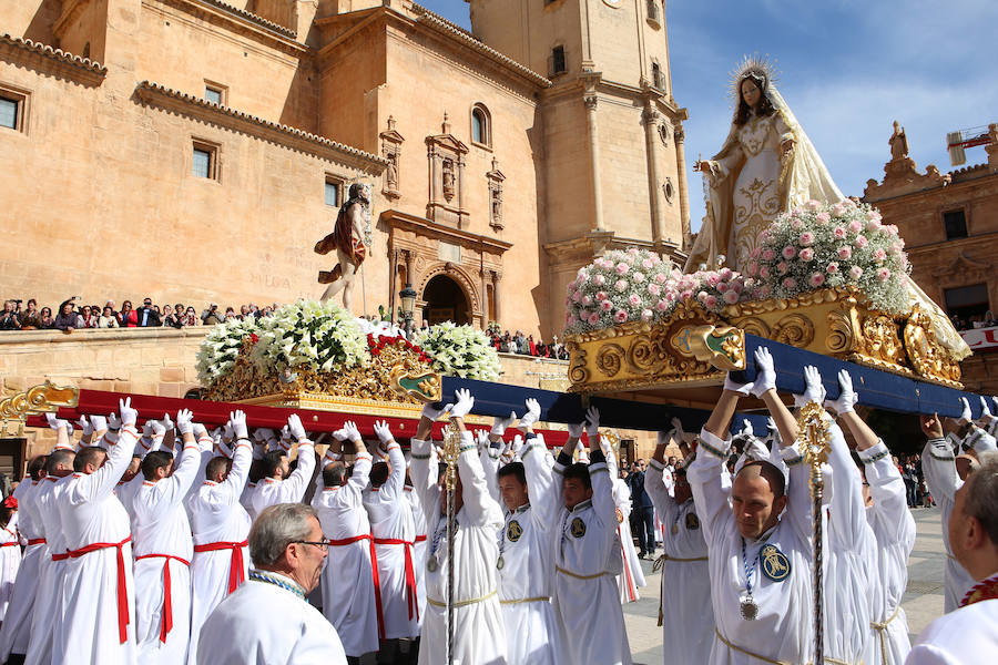 La Archicofradía recorre el casco viejo, con su titular y la Virgen de la Encarnación, en un mañana primaveral, en el cierre de la Semana Santa