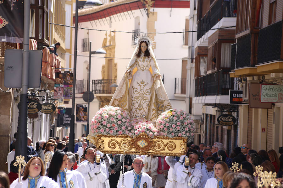 La Archicofradía recorre el casco viejo, con su titular y la Virgen de la Encarnación, en un mañana primaveral, en el cierre de la Semana Santa