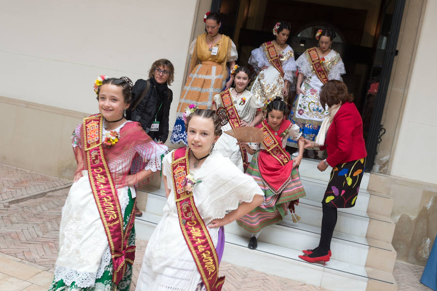 El presidente de la Comunidad, Fernando López Miras, recibió este lunes en el Palacio de San Esteban a la Reina de la Huerta 2018, Laura Navarro, y a la Reina de la Huerta Infantil, Alba Ros, que estuvieron acompañadas de sus damas de honor y del presidente de la Federación de las Peñas Huertanas, Juan Pedro Hernández, a quienes animó a “seguir trasmitiendo lo mejor de la esencia y los valores de la Región de Murcia, a la que representáis”.