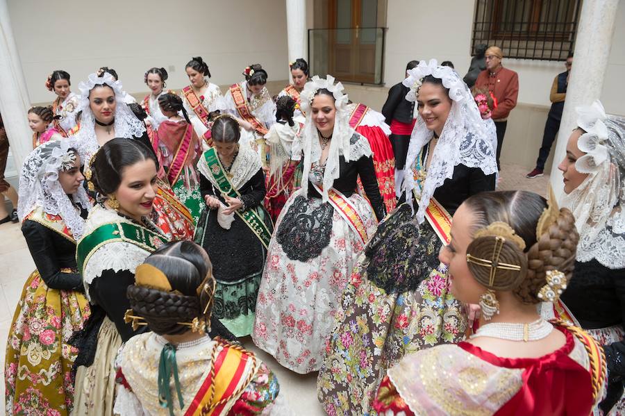 El presidente de la Comunidad, Fernando López Miras, recibió este lunes en el Palacio de San Esteban a la Reina de la Huerta 2018, Laura Navarro, y a la Reina de la Huerta Infantil, Alba Ros, que estuvieron acompañadas de sus damas de honor y del presidente de la Federación de las Peñas Huertanas, Juan Pedro Hernández, a quienes animó a “seguir trasmitiendo lo mejor de la esencia y los valores de la Región de Murcia, a la que representáis”.