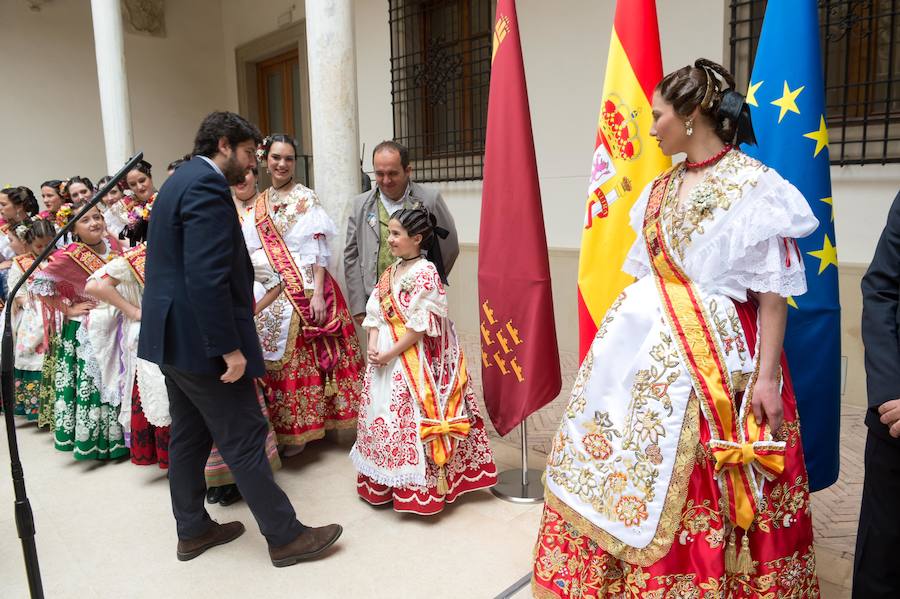 El presidente de la Comunidad, Fernando López Miras, recibió este lunes en el Palacio de San Esteban a la Reina de la Huerta 2018, Laura Navarro, y a la Reina de la Huerta Infantil, Alba Ros, que estuvieron acompañadas de sus damas de honor y del presidente de la Federación de las Peñas Huertanas, Juan Pedro Hernández, a quienes animó a “seguir trasmitiendo lo mejor de la esencia y los valores de la Región de Murcia, a la que representáis”.