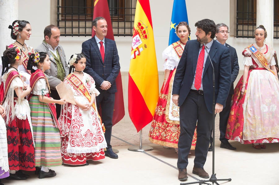 El presidente de la Comunidad, Fernando López Miras, recibió este lunes en el Palacio de San Esteban a la Reina de la Huerta 2018, Laura Navarro, y a la Reina de la Huerta Infantil, Alba Ros, que estuvieron acompañadas de sus damas de honor y del presidente de la Federación de las Peñas Huertanas, Juan Pedro Hernández, a quienes animó a “seguir trasmitiendo lo mejor de la esencia y los valores de la Región de Murcia, a la que representáis”.