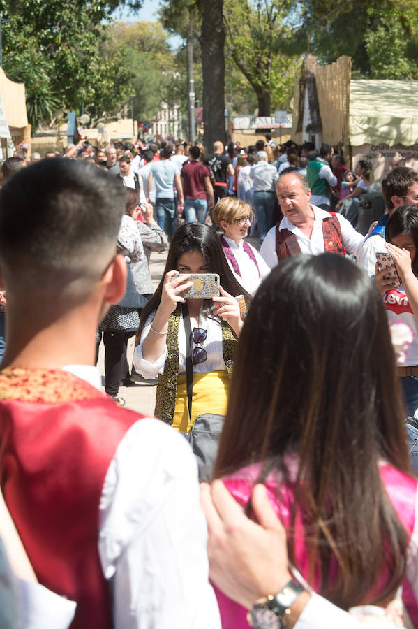 La Federación de Peñas Huertanas garantiza para hoy «el mayor desfile que se ha visto jamás» en España sobre costumbres y tradiciones. Bordadoras de refajos, troveros y panochistas, grupos folclóricos de una decena de municipios y antiguos oficios harán las delicias en el Bando