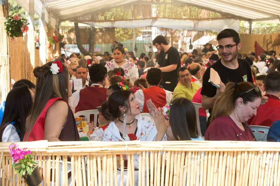 La Federación de Peñas Huertanas garantiza para hoy «el mayor desfile que se ha visto jamás» en España sobre costumbres y tradiciones. Bordadoras de refajos, troveros y panochistas, grupos folclóricos de una decena de municipios y antiguos oficios harán las delicias en el Bando