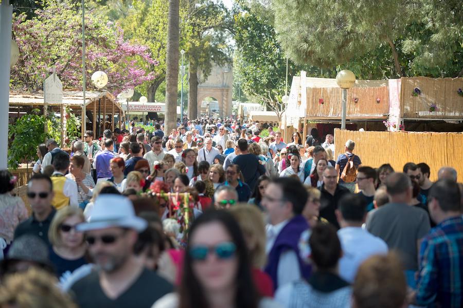 La Federación de Peñas Huertanas garantiza para hoy «el mayor desfile que se ha visto jamás» en España sobre costumbres y tradiciones. Bordadoras de refajos, troveros y panochistas, grupos folclóricos de una decena de municipios y antiguos oficios harán las delicias en el Bando