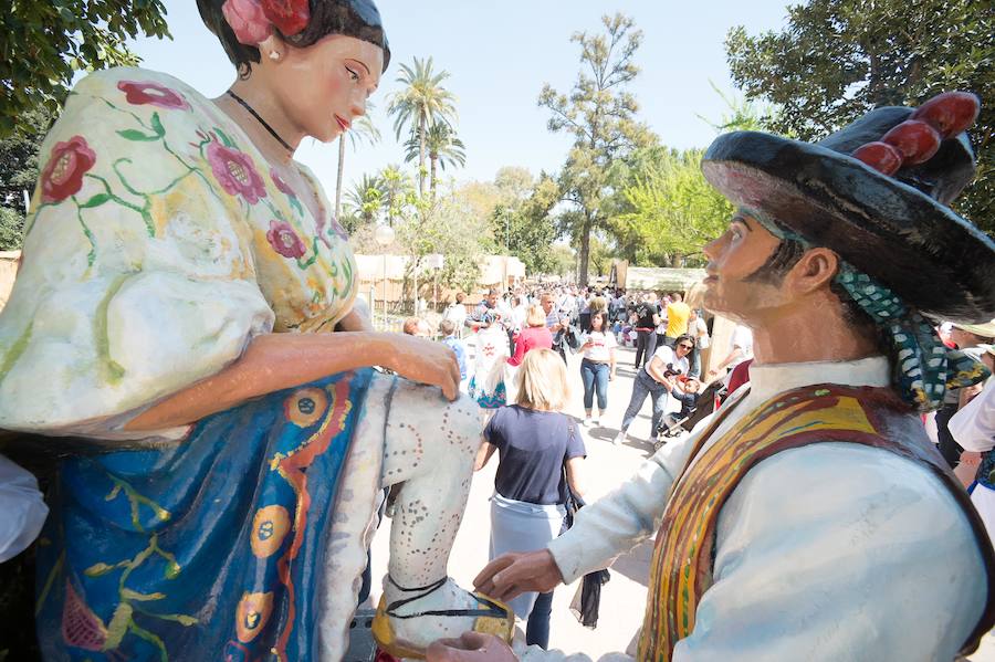 La Federación de Peñas Huertanas garantiza para hoy «el mayor desfile que se ha visto jamás» en España sobre costumbres y tradiciones. Bordadoras de refajos, troveros y panochistas, grupos folclóricos de una decena de municipios y antiguos oficios harán las delicias en el Bando