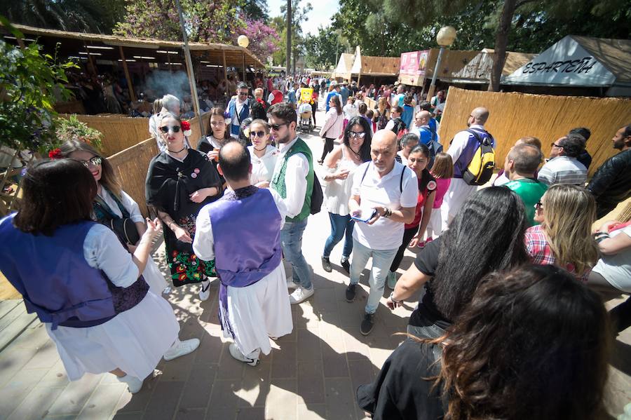 La Federación de Peñas Huertanas garantiza para hoy «el mayor desfile que se ha visto jamás» en España sobre costumbres y tradiciones. Bordadoras de refajos, troveros y panochistas, grupos folclóricos de una decena de municipios y antiguos oficios harán las delicias en el Bando