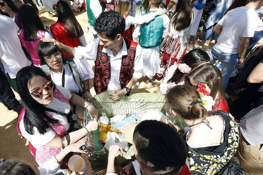 La Federación de Peñas Huertanas garantiza para hoy «el mayor desfile que se ha visto jamás» en España sobre costumbres y tradiciones. Bordadoras de refajos, troveros y panochistas, grupos folclóricos de una decena de municipios y antiguos oficios harán las delicias en el Bando