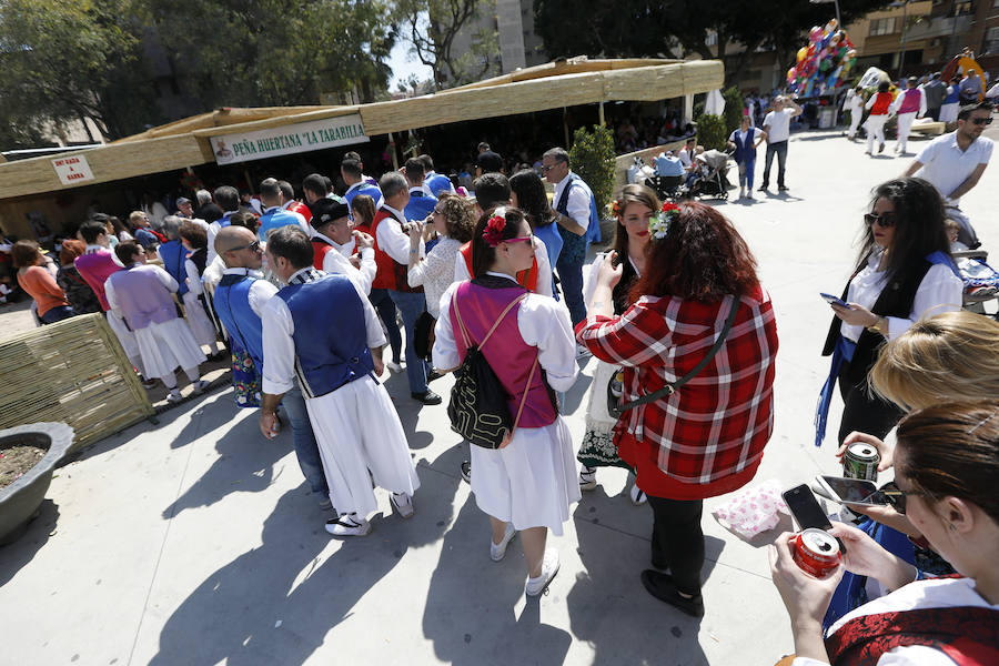 La Federación de Peñas Huertanas garantiza para hoy «el mayor desfile que se ha visto jamás» en España sobre costumbres y tradiciones. Bordadoras de refajos, troveros y panochistas, grupos folclóricos de una decena de municipios y antiguos oficios harán las delicias en el Bando