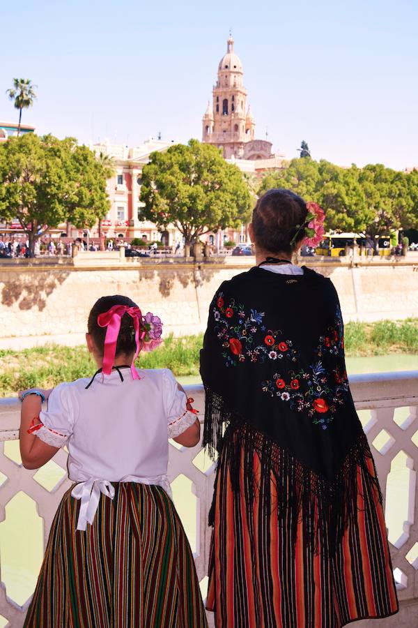 La Federación de Peñas Huertanas garantiza para hoy «el mayor desfile que se ha visto jamás» en España sobre costumbres y tradiciones. Bordadoras de refajos, troveros y panochistas, grupos folclóricos de una decena de municipios y antiguos oficios harán las delicias en el Bando