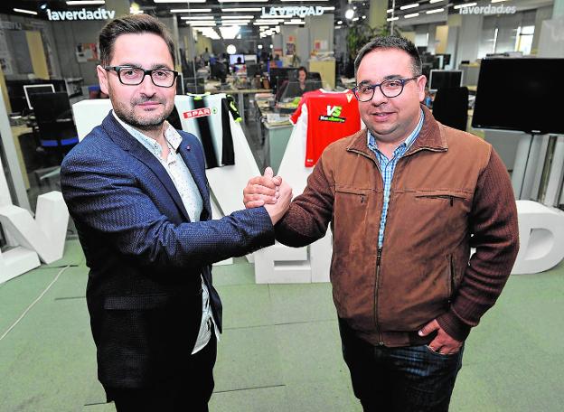 Paco Belmonte y Miguel Martínez, ayer, en su visita al diario 'La Verdad'.