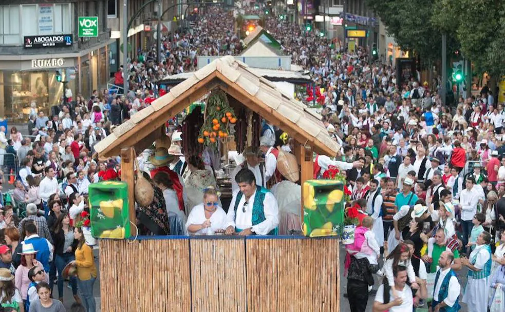 El desfile del Bando de la Huerta abarrota la Gran Vía.