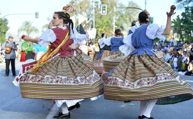 Muchos murcianos lucieron sus mejores galas huertanas.