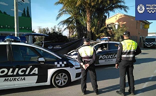 Unos agentes trabajan en el lugar del suceso.