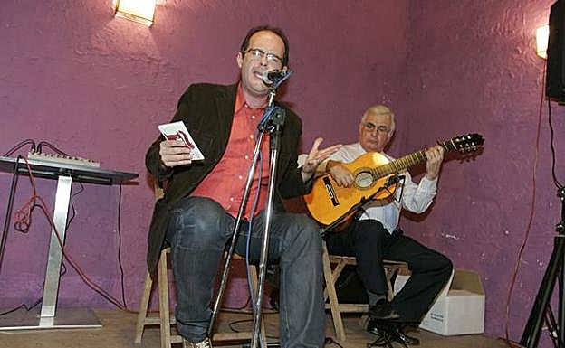 Curro Piñana con su padre Antonio Piñana a la guitarra. 