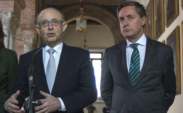 El ministro de Hacienda, Cristóbal Montoro, en un acto junto al director general de la Agencia Tributaria, Santiago Menéndez.