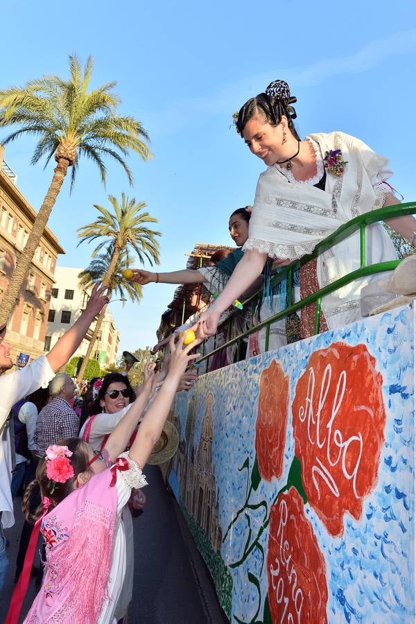 El desfile del Bando de la Huerta recorre las calles de Murcia llenando el ambiente de imágenes costumbristas y la recreación de las tradiciones huertanas.