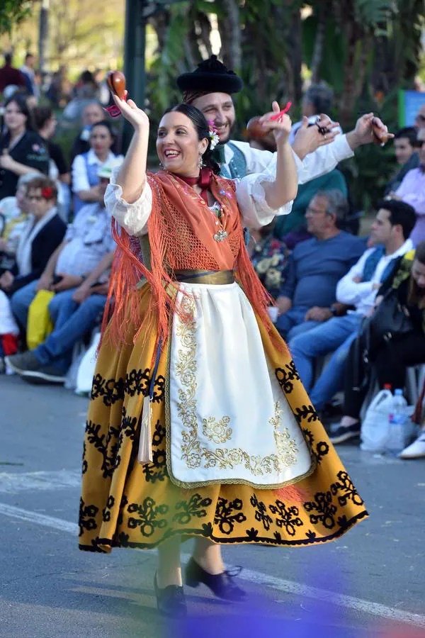 El desfile del Bando de la Huerta recorre las calles de Murcia llenando el ambiente de imágenes costumbristas y la recreación de las tradiciones huertanas.