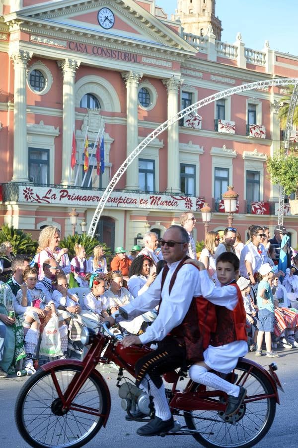 El desfile del Bando de la Huerta recorre las calles de Murcia llenando el ambiente de imágenes costumbristas y la recreación de las tradiciones huertanas.