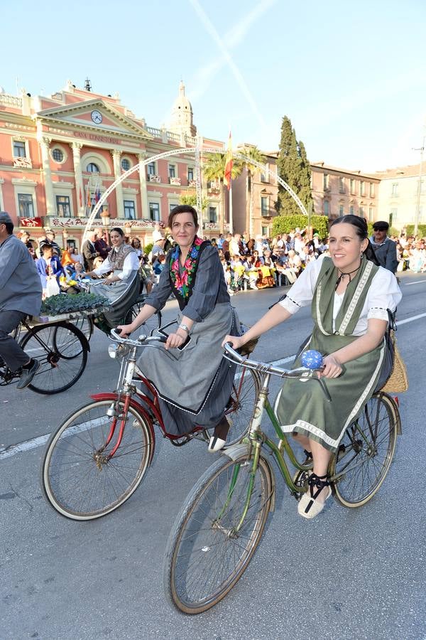 El desfile del Bando de la Huerta recorre las calles de Murcia llenando el ambiente de imágenes costumbristas y la recreación de las tradiciones huertanas.