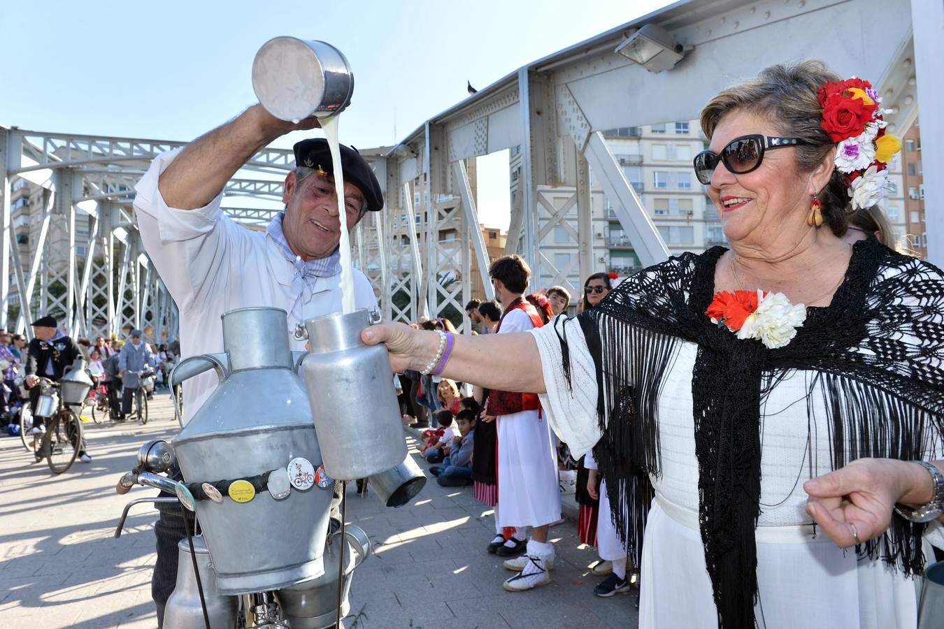 El desfile del Bando de la Huerta recorre las calles de Murcia llenando el ambiente de imágenes costumbristas y la recreación de las tradiciones huertanas.