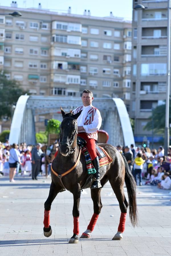 El desfile del Bando de la Huerta recorre las calles de Murcia llenando el ambiente de imágenes costumbristas y la recreación de las tradiciones huertanas.