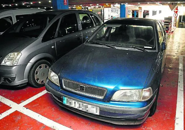 Vehículo estacionado en un parking de Palma desde el año 2009. :: ALEJANDRO SEPÚLVEDADIARIO ÚLTIMA HORA