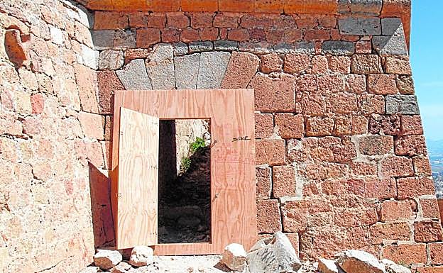 Puerta de madera instalada en la entrada al castillo de la Atalaya y abierta de par en par durante el día de ayer.