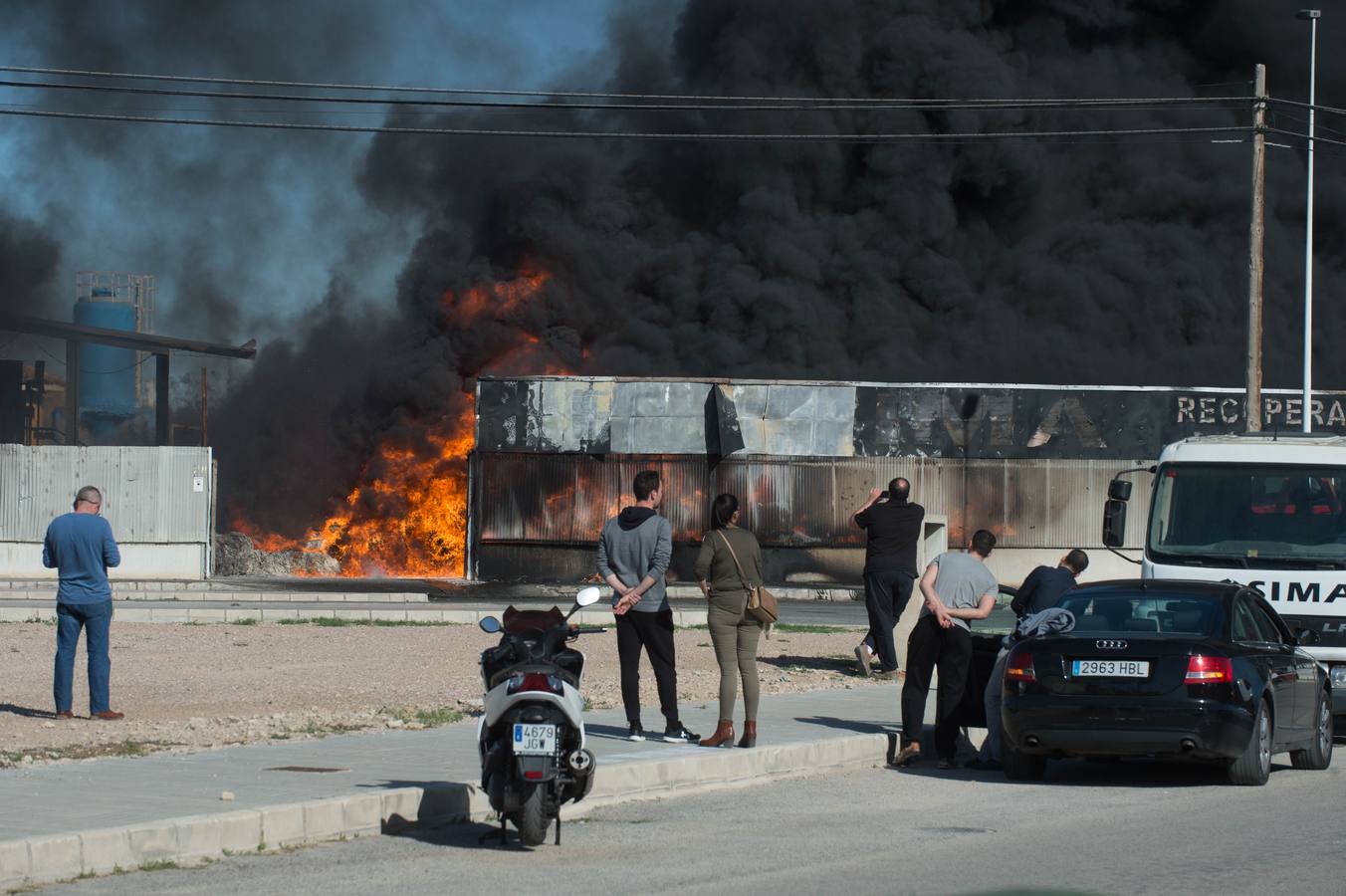 Los bomberos trabajan en la extinción de un incendio en una empresa de reciclaje de residuos en Santomera que ha originado una gran columna de humo a primera hora de la tarde, alrededor de las 16.30 horas de este miércoles.