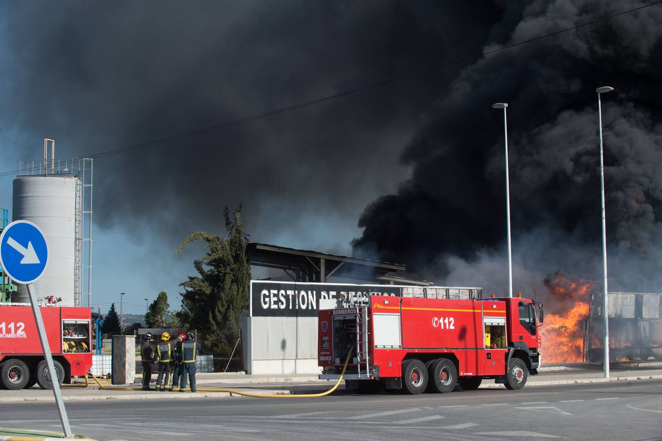 Los bomberos trabajan en la extinción de un incendio en una empresa de reciclaje de residuos en Santomera que ha originado una gran columna de humo a primera hora de la tarde, alrededor de las 16.30 horas de este miércoles.