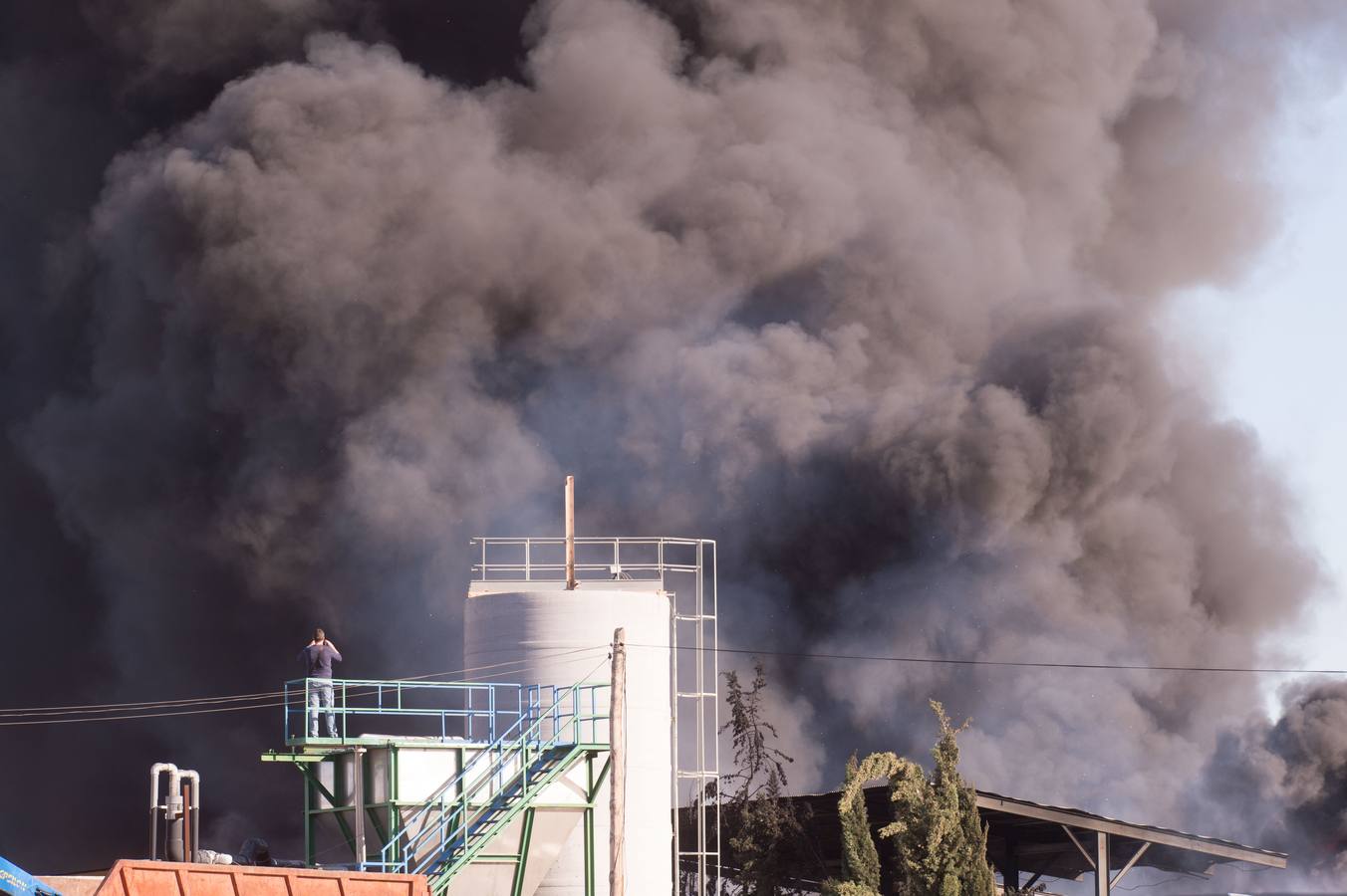 Los bomberos trabajan en la extinción de un incendio en una empresa de reciclaje de residuos en Santomera que ha originado una gran columna de humo a primera hora de la tarde, alrededor de las 16.30 horas de este miércoles.