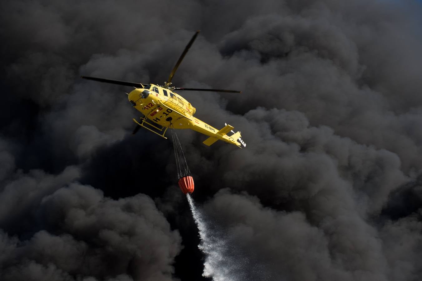 Los bomberos trabajan en la extinción de un incendio en una empresa de reciclaje de residuos en Santomera que ha originado una gran columna de humo a primera hora de la tarde, alrededor de las 16.30 horas de este miércoles.