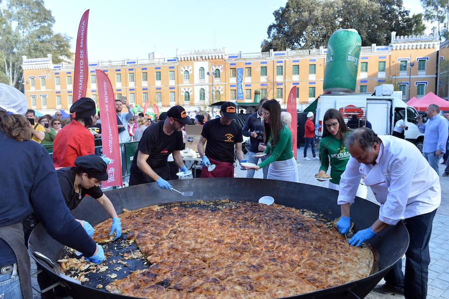 Varios pasteleros han colaborado en la elaboración de un ejemplar gigante de un diámetro de casi cuatro metros en el Cuartel de Artillería que se ha repartido dividido en 1.200 raciones.